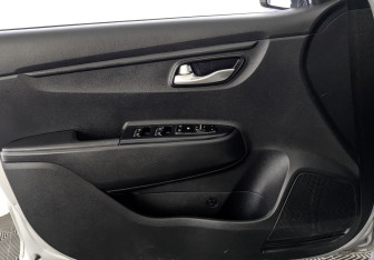 Подержанный автомобиль Kia Rio Hatchback 2021 года (18 фото)