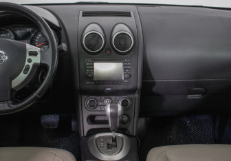 Подержанный автомобиль Nissan Qashqai 2012 года (14 фото)