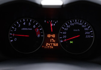 Подержанный автомобиль Nissan Note 2013 года (12 фото)