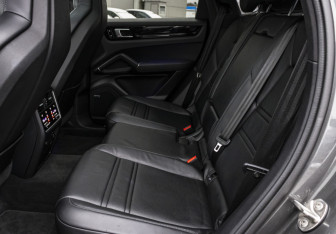 Подержанный автомобиль Porsche Cayenne 2020 года (21 фото)