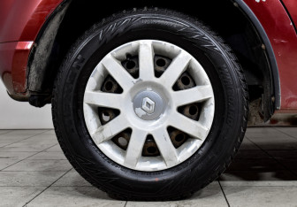 Подержанный автомобиль Renault Sandero 2010 года (9 фото)