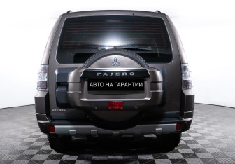 Подержанный автомобиль Mitsubishi Pajero 2012 года (6 фото)