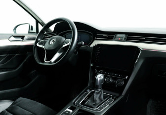 Подержанный автомобиль Volkswagen Passat Sedan 2020 года (9 фото)
