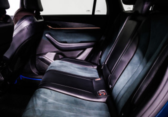 Подержанный автомобиль Geely Monjaro 2023 года (12 фото)