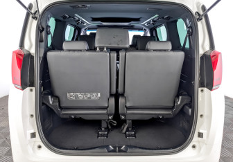 Подержанный автомобиль Toyota Alphard 2021 года (10 фото)