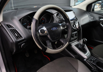 Подержанный автомобиль Ford Focus Sedan 2011 года (12 фото)