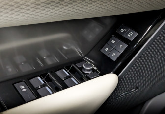 Подержанный автомобиль Land Rover Range Rover Velar 2017 года (23 фото)