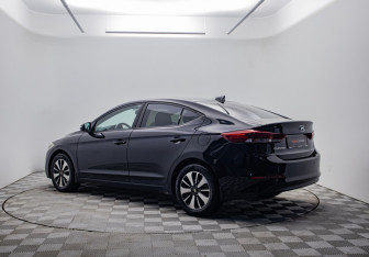 Подержанный автомобиль Hyundai Elantra Sedan 2018 года (7 фото)
