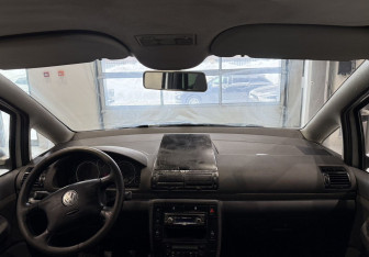 Подержанный автомобиль Volkswagen Sharan 2003 года (9 фото)