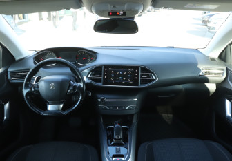 Подержанный автомобиль Peugeot 308 Wagon 2018 года (12 фото)