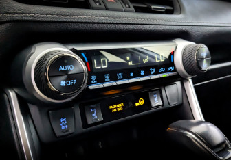 Подержанный автомобиль Toyota RAV4 2021 года (26 фото)