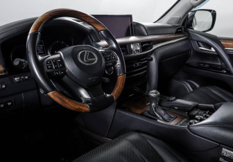 Подержанный автомобиль Lexus LX 2017 года (14 фото)