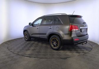 Подержанный автомобиль Kia Sorento 2011 года (7 фото)