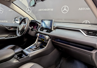 Подержанный автомобиль Toyota RAV4 2021 года (11 фото)
