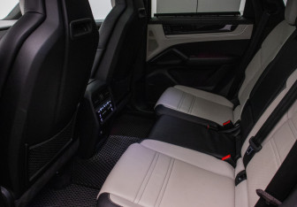Подержанный автомобиль Porsche Cayenne 2023 года (11 фото)