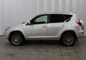 Подержанный автомобиль Toyota RAV4 2007 года (8 фото)