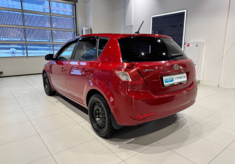 Подержанный автомобиль Kia Ceed Hatchback 2011 года (7 фото)