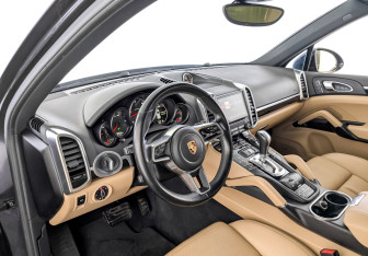 Подержанный автомобиль Porsche Cayenne 2017 года (16 фото)