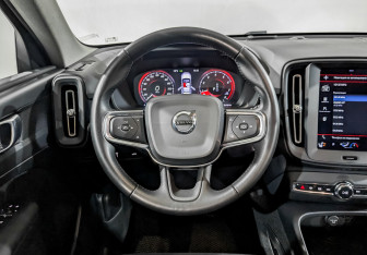 Подержанный автомобиль Volvo XC40 2018 года (21 фото)
