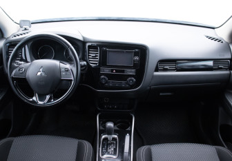 Подержанный автомобиль Mitsubishi Outlander 2019 года (13 фото)