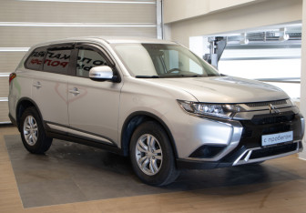 Подержанный автомобиль Mitsubishi Outlander 2018 года (3 фото)