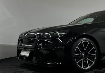 Подержанный автомобиль BMW M5 Sedan 2024 года (33 фото)