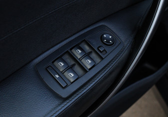 Подержанный автомобиль BMW X3 2010 года (15 фото)
