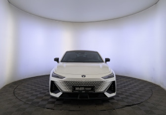 Подержанный автомобиль Changan UNI-V 2023 года (2 фото)