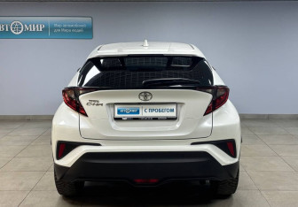 Подержанный автомобиль Toyota C-HR 2021 года (6 фото)
