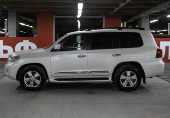 Подержанный автомобиль Toyota Land Cruiser Suv 2013 года (8 фото)
