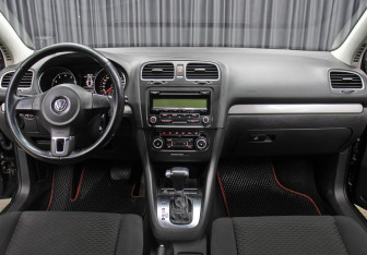 Подержанный автомобиль Volkswagen Golf Hatchback 2010 года (14 фото)