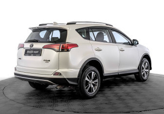 Подержанный автомобиль Toyota RAV4 2017 года (5 фото)