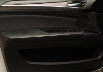 Подержанный автомобиль BMW X5 2013 года (18 фото)