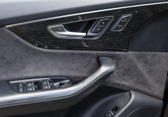 Подержанный автомобиль Audi Q8 2019 года (26 фото)
