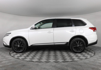 Подержанный автомобиль Mitsubishi Outlander 2019 года (8 фото)
