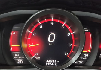 Подержанный автомобиль Volvo V40 Cross Country 2017 года (16 фото)