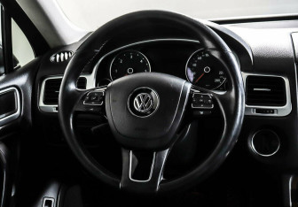 Подержанный автомобиль Volkswagen Touareg 2011 года (10 фото)