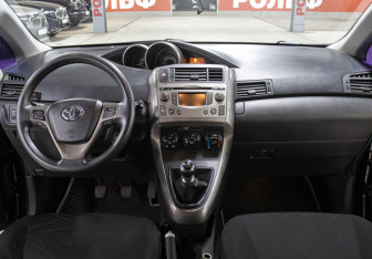 Подержанный автомобиль Toyota Verso 2009 года (14 фото)