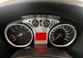 Подержанный автомобиль Ford Focus Hatchback 2010 года (12 фото)