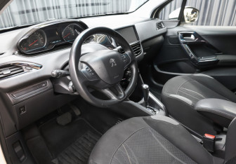 Подержанный автомобиль Peugeot 208 2013 года (16 фото)