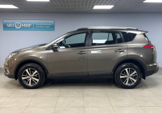 Подержанный автомобиль Toyota RAV4 2018 года (8 фото)