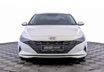 Подержанный автомобиль Hyundai Elantra Sedan 2021 года (2 фото)