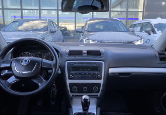 Подержанный автомобиль Skoda Octavia Liftback 2011 года (16 фото)