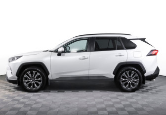 Подержанный автомобиль Toyota RAV4 2021 года (8 фото)