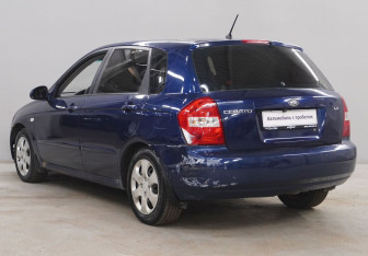 Подержанный автомобиль Kia Cerato Hatchback 2006 года (7 фото)