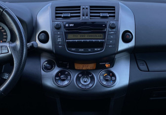 Подержанный автомобиль Toyota RAV4 2012 года (12 фото)