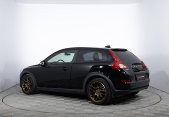 Подержанный автомобиль Volvo C30 2012 года (7 фото)