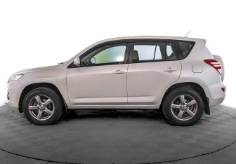 Подержанный автомобиль Toyota RAV4 2012 года (8 фото)