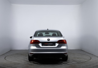 Подержанный автомобиль Volkswagen Jetta Sedan 2012 года (6 фото)