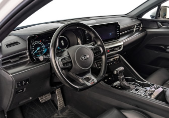 Подержанный автомобиль Kia K5 2021 года (15 фото)